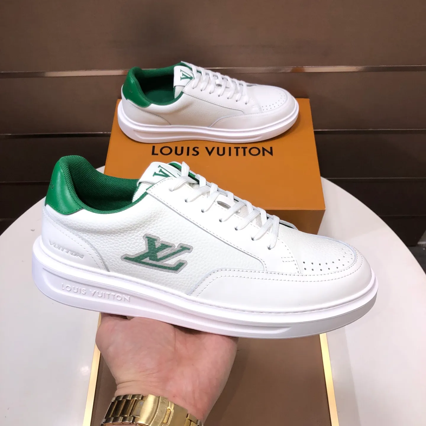 Factory batch 640💰original development, quality shipment, welcome to compare - LV sneaker series sports shoes introduce the loose silhouette of the ready-to-wear series into the spring and summer men's wear shows and make an eye-catching appearance. The cow leather upper is combined with rough fabric laces, and colorful beading highlights the brand's classic elements. LV letters mark the tongue and Monogram floral outsole. Mixed materials Made of top-grain cowhide, thick shoelace design, large Monogram print on the side, mesh lining and cotton feet, the comfort is as extreme as ever, premium heritage, quality first, worth owning! Size: Men’s 38-45 (45 is custom-made and cannot be returned or exchanged)